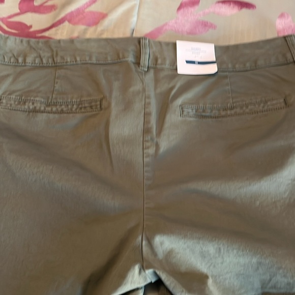 Old Navy army green Pixie shorts - Picture 5 of 5